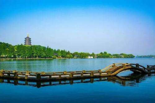 自古以来,"天下西湖三十六,就中最美是杭州",以西湖为中心的西湖景区