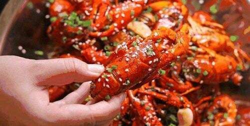 上海吃掉24万只小龙虾 夜宵正式归来！